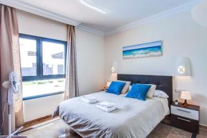 Łóżko lub łóżka w pokoju w obiekcie Hipoclub Villas, Aguamarina 4