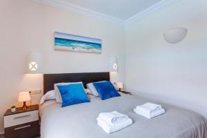 Łóżko lub łóżka w pokoju w obiekcie Hipoclub Villas, Aguamarina 4