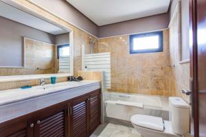Łazienka w obiekcie Hipoclub Villas, Aguamarina 4