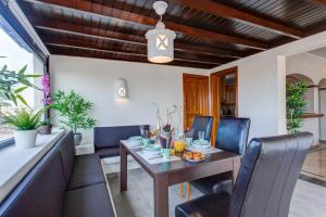 jadalnia ze stołem i krzesłami w obiekcie Hipoclub Villas, Aguamarina 4 w mieście Playa Blanca
