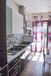 A kitchen or kitchenette at RomAmourHouse