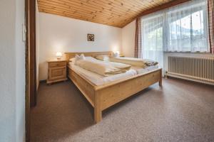 Łóżko lub łóżka w pokoju w obiekcie Haus Kristall