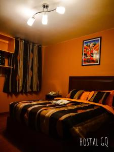 una camera con un letto di Hostal GQ a Lima
