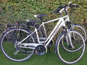 duas bicicletas estacionadas uma ao lado da outra na relva em B&B Bloemenweelde em Kortrijk