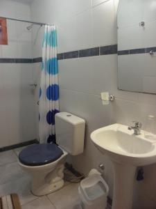 Un baño de Alojamiento Termal Guaviyú