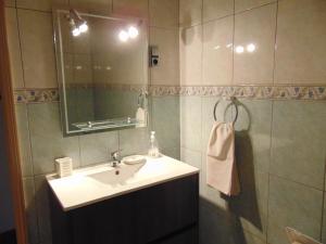 マセド・デ・カヴァレイロスにあるCasa Do Pradoのバスルーム(洗面台、鏡付)
