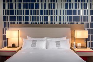 - une chambre avec un lit blanc et 2 lampes dans l'établissement The Summit Hotel, à Cincinnati