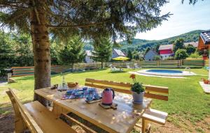 Bazén v ubytování Marcos House nebo v jeho okolí