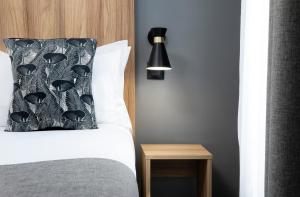 Postel nebo postele na pokoji v ubytování Hôtel Moulin Vert