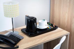 Příslušenství pro přípravu čaje a kávy v ubytování Hôtel Moulin Vert