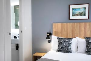 Postel nebo postele na pokoji v ubytování Hôtel Moulin Vert