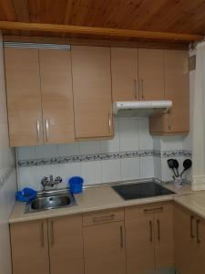 Legazpi apartment tesisinde mutfak veya mini mutfak