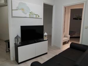 Legazpi apartment tesisinde bir televizyon ve/veya eğlence merkezi