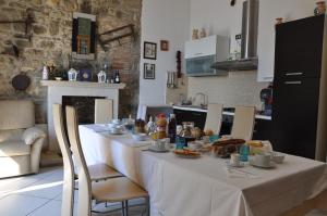 un tavolo con del cibo sopra in una cucina di La Panoramica a Villapiana