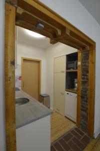 Kall的住宿－Alte Schule 1，厨房配有水槽和台面