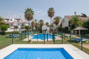 マルベーリャにあるAB Properties -Design House Marbella- 3 mn de Puerto Banus Beach - Golden Mile - Tropical Garden and Poolのギャラリーの写真