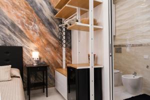 pokój z łazienką z umywalką i toaletą w obiekcie Silver house w mieście La Spezia