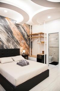 een slaapkamer met een bed en een schilderij aan de muur bij Silver house in La Spezia