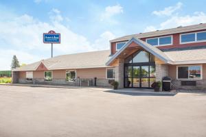 un edificio con un cartello di fronte di AmericInn by Wyndham St Cloud MN I-94 a Saint Cloud