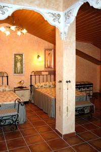 布爾戈斯的住宿－Casa Rural Valle Esgueva，一间客房内配有两张床的房间