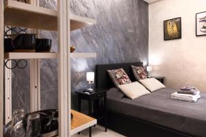 Łóżko lub łóżka w pokoju w obiekcie Silver house