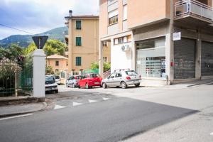 een straat met auto's aan de zijkant van een gebouw bij Silver house in La Spezia