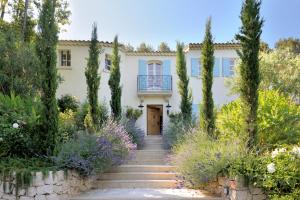 a house with a staircase leading up to a house with a balcony at Mas du Perthus in Cassis