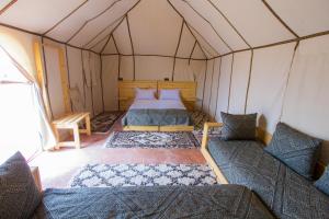 Postel nebo postele na pokoji v ubytování DWO Golden Camp Merzouga