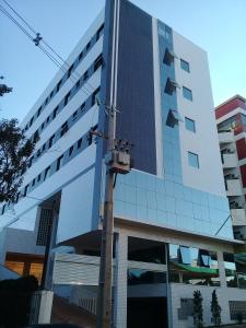 un edificio alto con un poste delante en Hotel Maestro Villa Do Lago Toledo, en Toledo