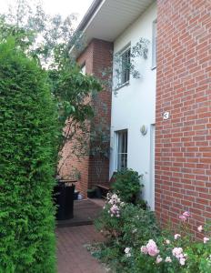 a brick house with a window and a brick yard at Ruhiges Zimmer direkt an den Leineauen in Hemmingen