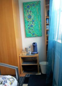 a small bathroom with a table and a toilet at Ruhiges Zimmer direkt an den Leineauen in Hemmingen