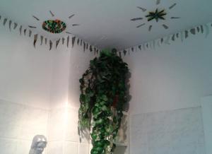 a room with a green plant hanging from the ceiling at Ruhiges Zimmer direkt an den Leineauen in Hemmingen