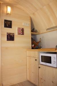 Virtuvė arba virtuvėlė apgyvendinimo įstaigoje Igluhut Tiny House Winterberghof