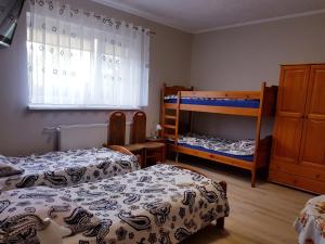 een slaapkamer met 2 stapelbedden en een raam bij Pokoje Adriano in Grudziądz
