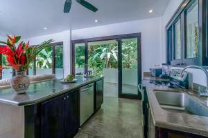 Η κουζίνα ή μικρή κουζίνα στο Makara Rio Suite / Ground Floor