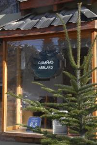ein Weihnachtsinsel-Schild im Fenster eines Ladens in der Unterkunft Cabañas Abelard in Esquel