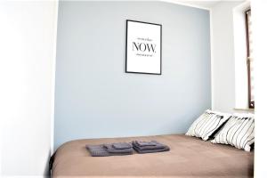 een slaapkamer met een bed met twee handdoeken erop bij Apartament Fibra Cortado in Rybnik