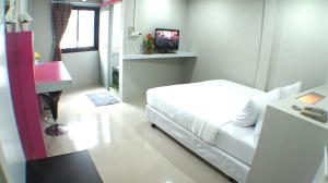 Postel nebo postele na pokoji v ubytování Ma Non Nont Hotel & Apartment