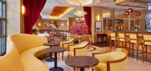 Lounge o bar area sa Orchard Hotel