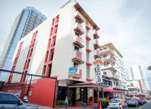 un edificio en la esquina de una calle con coches en Hotel Acapulco, en Panamá