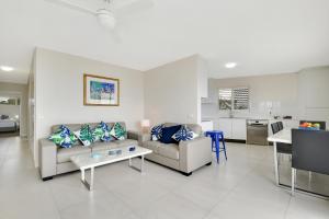 a living room with two couches and a kitchen at Alex Beach Apt Bilgola4 in Alexandra Headland