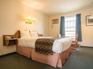 Voodi või voodid majutusasutuse The Ranchland Inn Kamloops toas