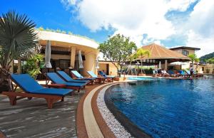 Palmyra Patong Resort Phuket - SHA Extra Plusの敷地内または近くにあるプール