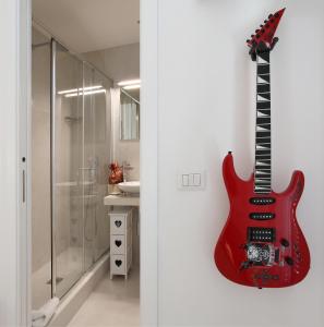 ローマにあるBig Johnny Bの浴室の壁掛け赤いギター