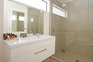 uma casa de banho com um lavatório branco e um chuveiro em Astra Motor Lodge em Hamilton
