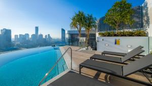 ブリスベンにあるLucid Apartment South Brisbaneの街並みが見える建物の屋上にあるプール