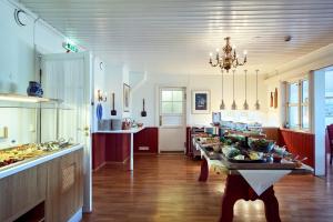 Garder Hotell og Konferansesenter في غاردرموان: مطبخ مع مجموعة من الطعام على طاولة