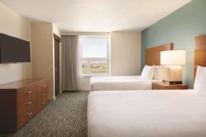Giường trong phòng chung tại Hyatt House Denver Airport +20 ảnh