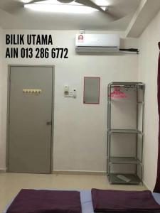 a room with a door and a shelf next to a wall at Rumah Chewaa Homestay in Kuala Lumpur