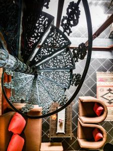 einem runden Spiegel in einem Zimmer mit Stühlen in der Unterkunft Chateau Orientale Resort in Luang Prabang